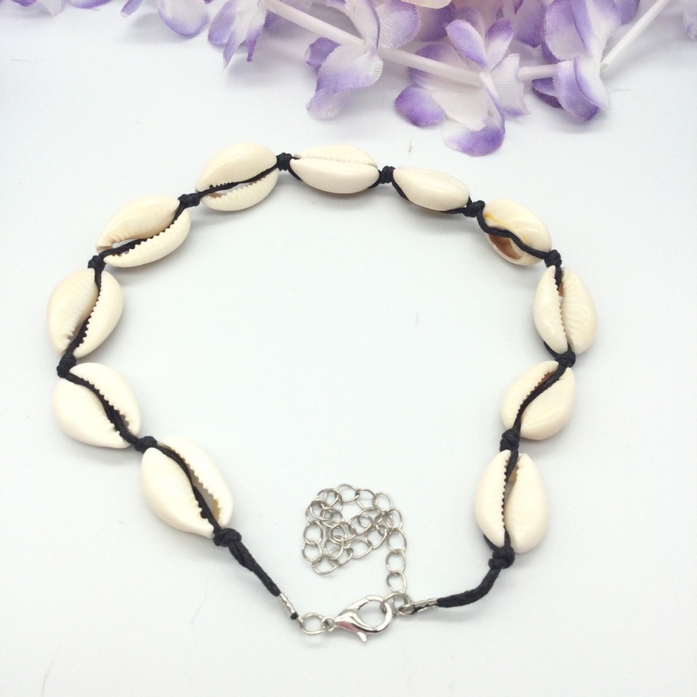 - Women’s sea shell choker necklace. New